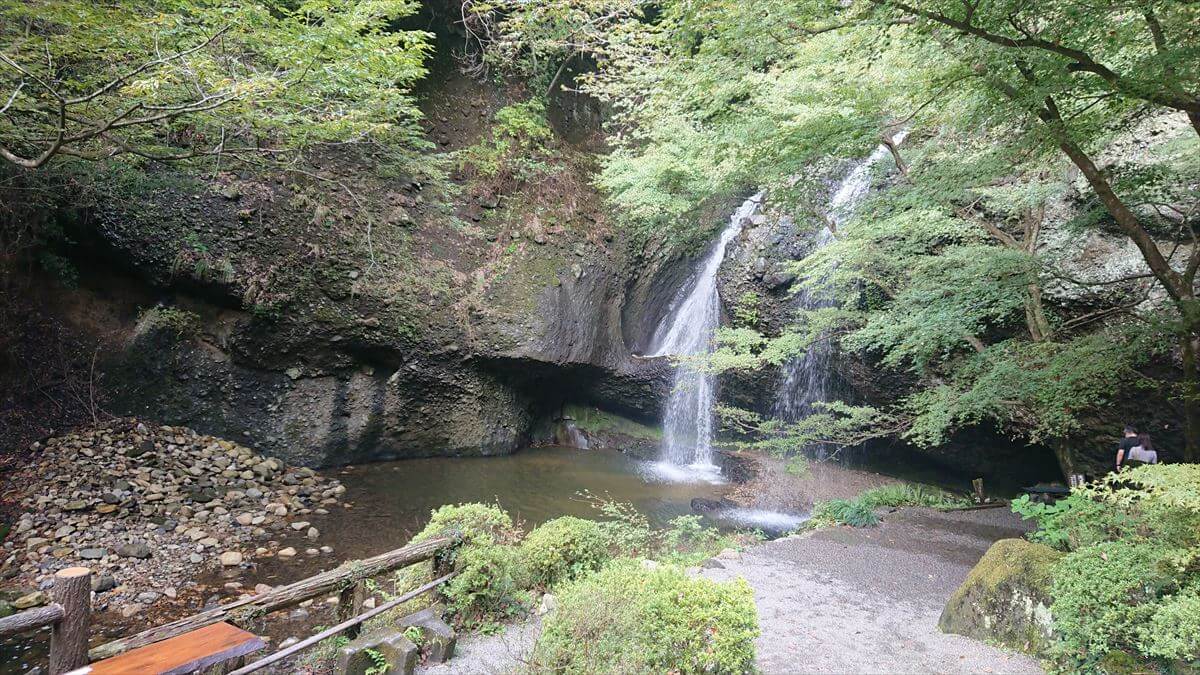 滝の裏側に入れる「月待の滝」は茨城のパワースポット