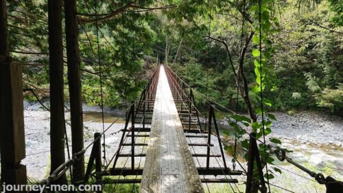 山梨県の早川町で見つけた名もなき吊り橋